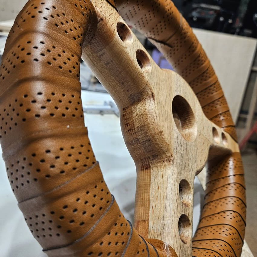 Volant en bois et cuire