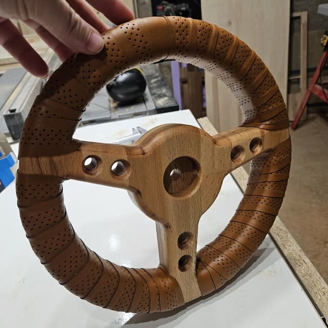 Volant en bois et cuire — photo 3