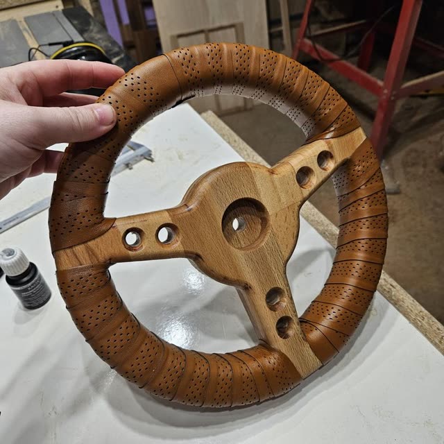 Volant en bois et cuire — photo 4